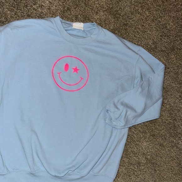 Tops - super cute smile face sweatshirt!